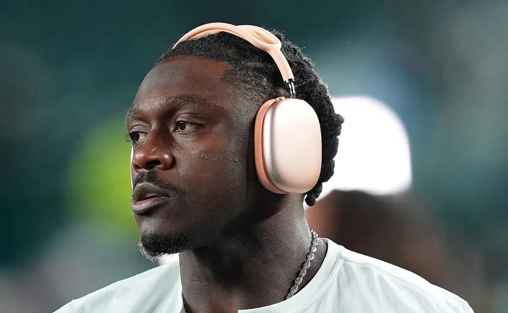 Pemain bintang New England Patriots A.J. Brown mengenakan perlengkapan latihan lengkap di fasilitas tim New England di Foxborough.