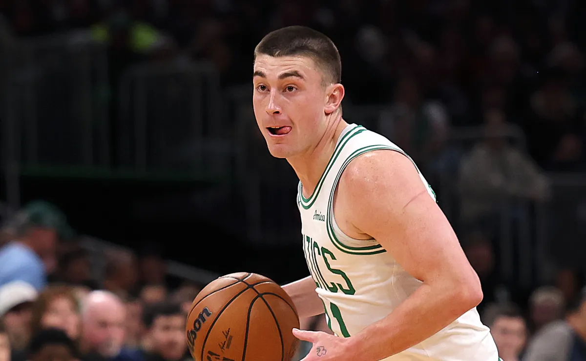 Aksi guard Boston Celtics Payton Pritchard saat mendribble bola di lapangan dalam laga lanjutan kompetisi bola basket NBA.