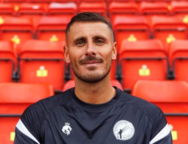 Aksi Spektakuler Kiper Gateshead, Cetak Gol Spektakuler dari Kotak Penalti Sendiri