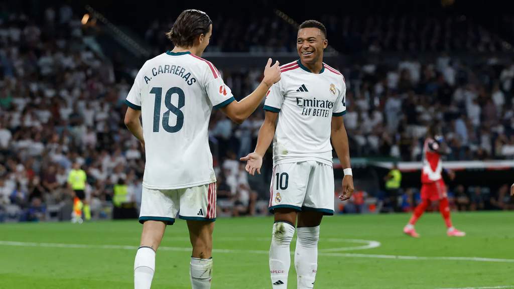 Pemain Real Madrid Alvaro Carreras merayakan gol di Stadion Santiago Bernabeu saat laga melawan Rayo Vallecano dalam lanjutan Liga Spanyol.