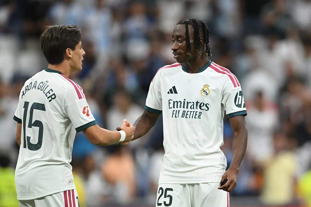 Gelandang Real Madrid Arda Guler melakukan selebrasi di lapangan hijau mengenakan jersey putih kebesaran klub Spanyol tersebut.