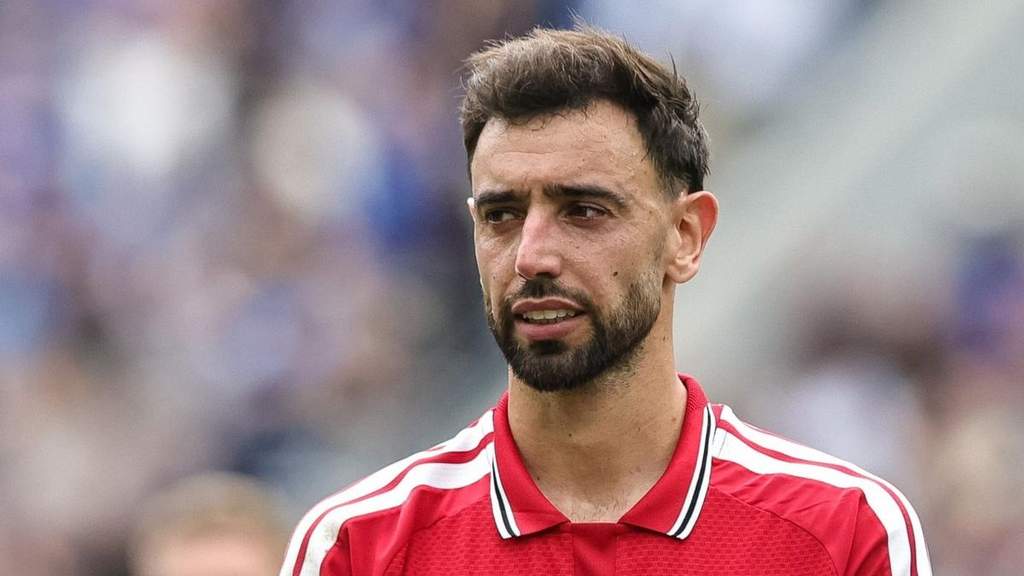 Gelandang sekaligus kapten Manchester United, Bruno Fernandes, saat memimpin rekan-rekannya di atas lapangan hijau.