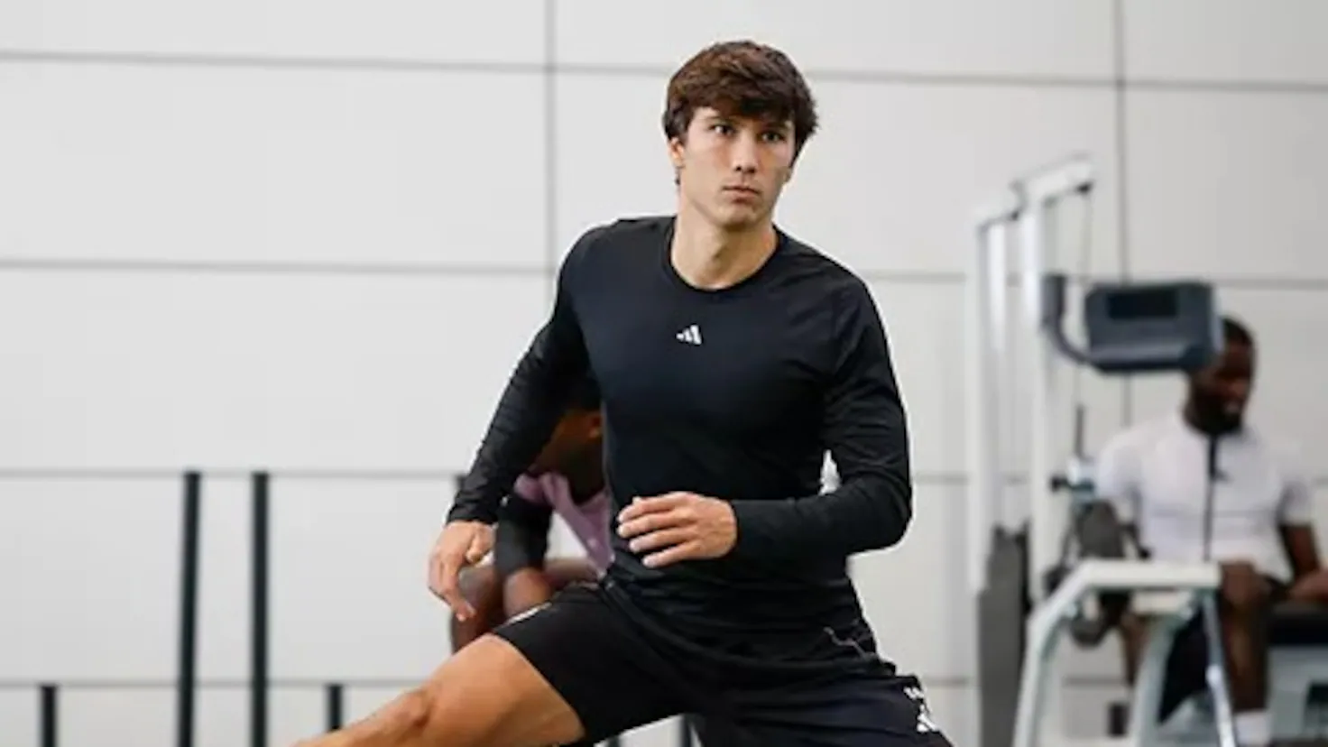 Pemain muda berbakat César Palacios mengenakan jersey latihan saat sesi perkenalan resmi di markas klub Fulham di London.
