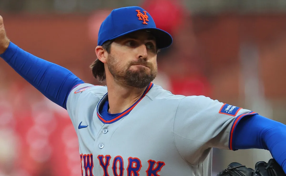 Aksi pitcher Clay Holmes saat bersiap melempar bola di atas lapangan bisbol dalam pertandingan Major League Baseball bersama New York Mets.