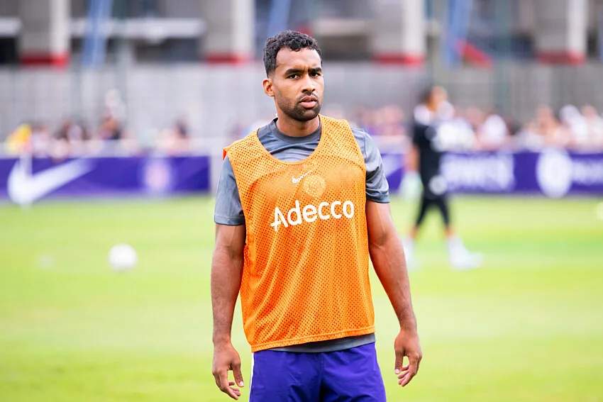 Pemain gelandang Toulouse Cristian Casseres sedang beraksi di lapangan hijau dalam pertandingan resmi Ligue 1.