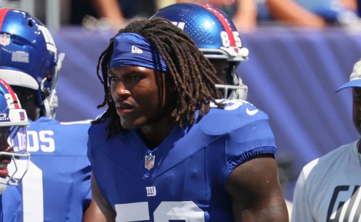Pelatih koordinator pertahanan New York Giants Dennard Wilson sedang memberikan instruksi taktik kepada para pemain di lapangan latihan Meadowlands, New Jersey.