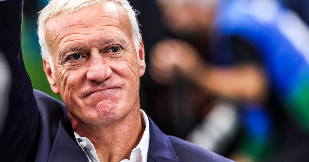 Pelatih Timnas Prancis Didier Deschamps berdiri di pinggir lapangan mengenakan jas formal sambil memantau sesi latihan tim.
