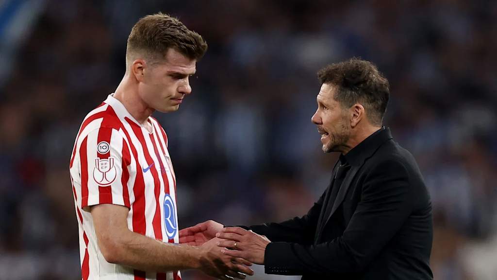 Pelatih Atletico Madrid Diego Simeone memberikan instruksi di pinggir lapangan saat sesi latihan tim di Wanda Metropolitano, Madrid.