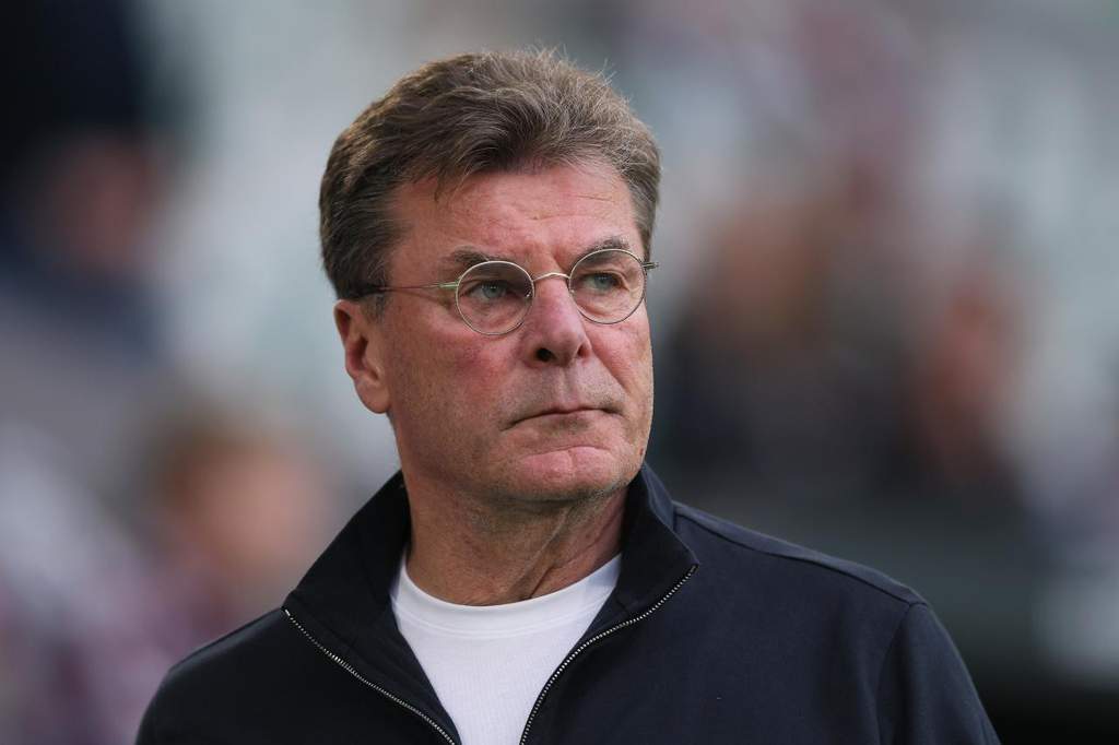 Pelatih VfL Wolfsburg Dieter Hecking memberikan instruksi dari pinggir lapangan kepada para pemainnya selama pertandingan play-off.