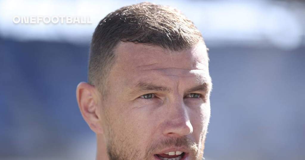 Penyerang berpengalaman Edin Dzeko saat mengenakan jersey latihan Schalke 04 di fasilitas klub.