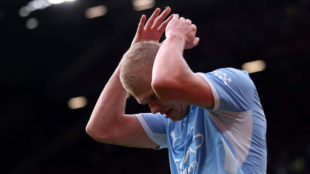 Erling Haaland melakukan selebrasi usai mencetak gol kontroversial dalam laga derbi Manchester di Stadion Old Trafford.