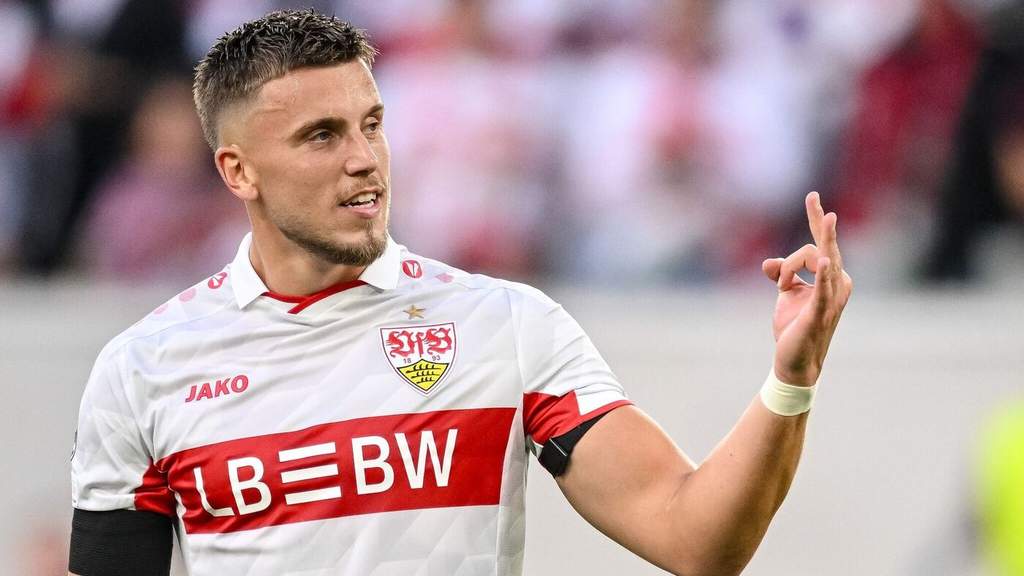 Ermedin Demirovic melakukan selebrasi usai mencetak gol ke gawang Viking Stavanger dalam laga Liga Champions di stadion kandang Stuttgart.