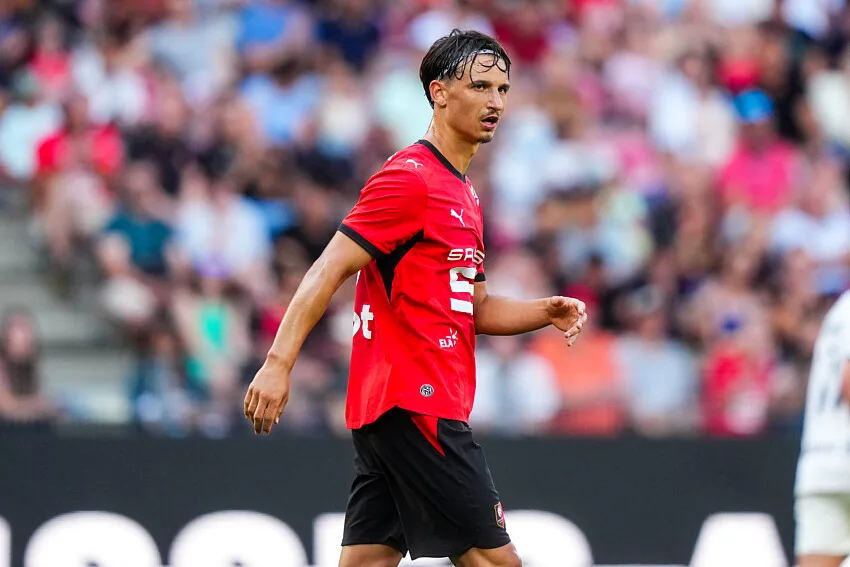 Penyerang Stade Rennais Esteban Lepaul merayakan gol di lapangan hijau dalam laga kompetisi Ligue 1 Prancis.