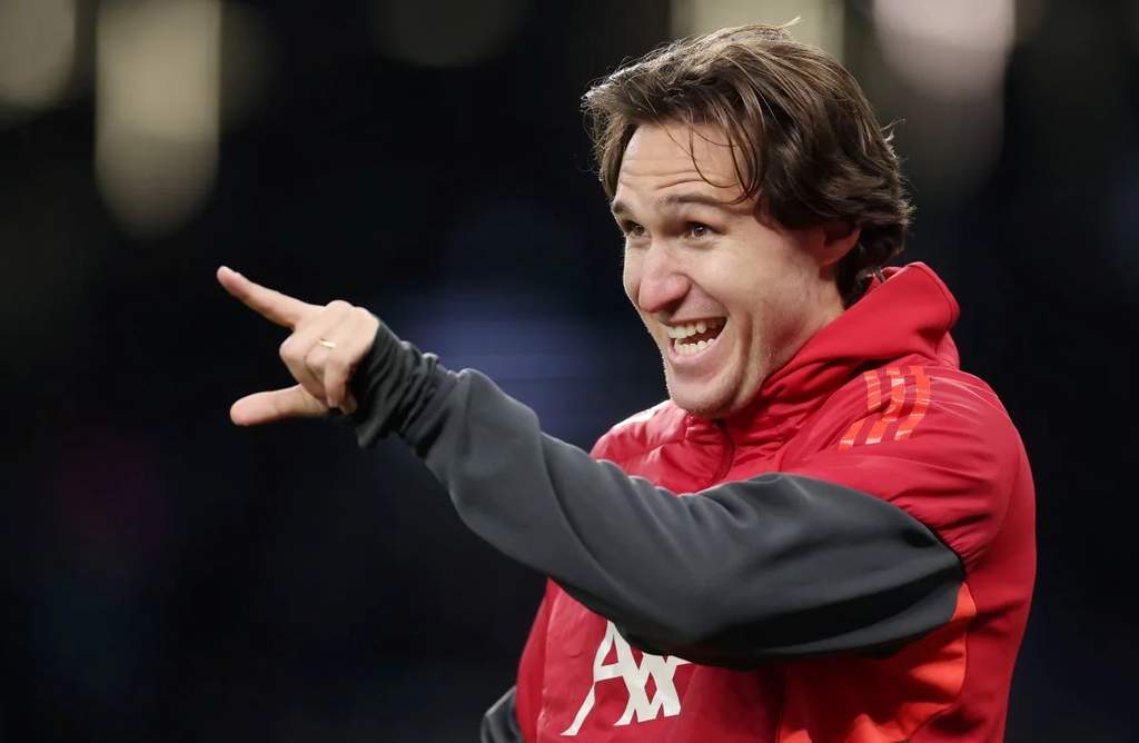 Federico Chiesa bernomor punggung 14 saat berebut bola dengan pemain Sunderland AFC dalam laga pramusim di GEODIS Park, Nashville.