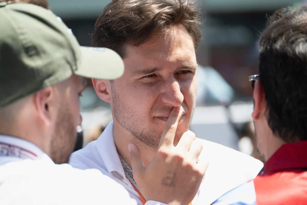 Pemain sayap Liverpool Federico Chiesa sedang berlari di lapangan hijau saat menjalani pertandingan kompetitif bersama klub.