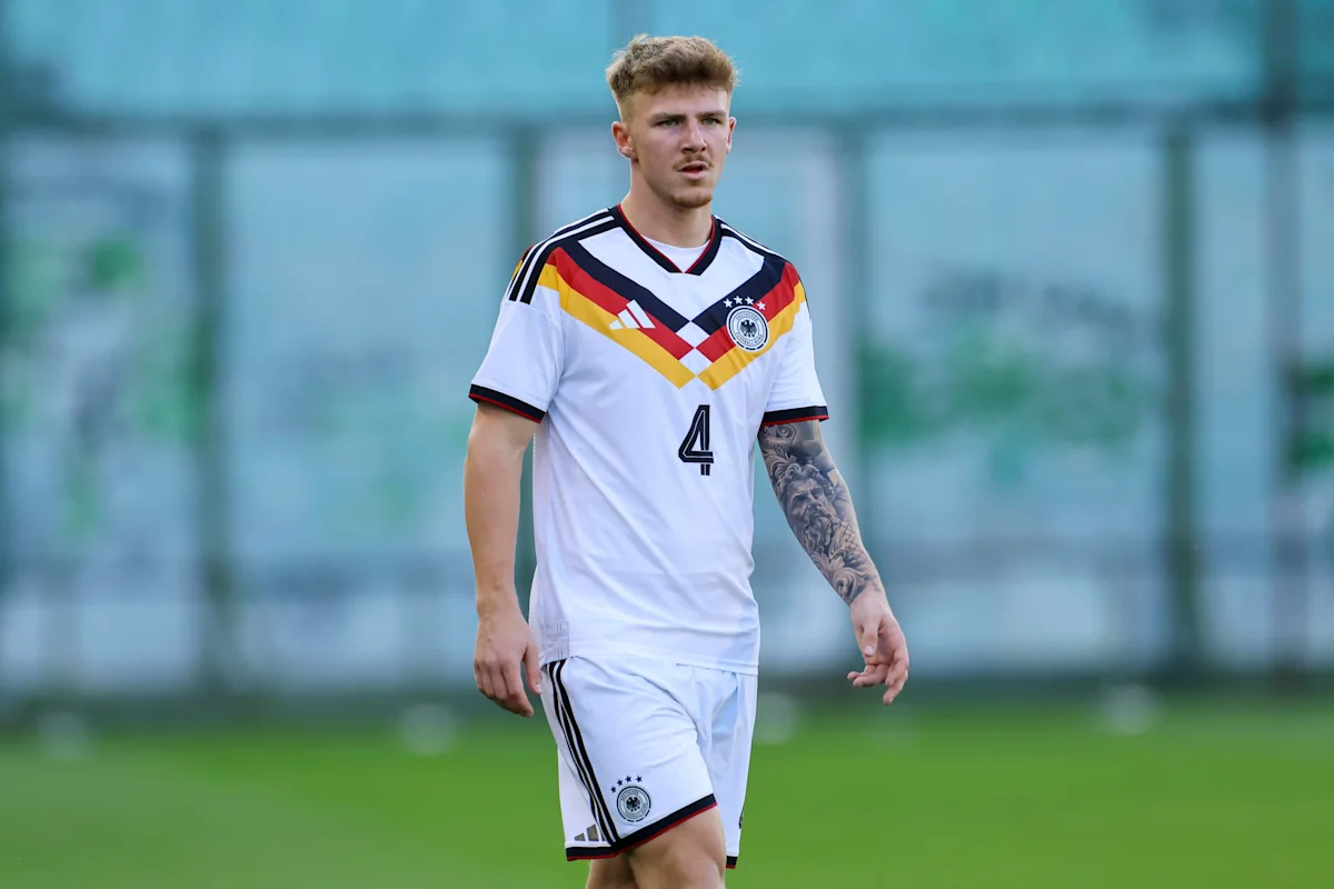Pemain muda VfB Stuttgart Finn Jeltsch sedang beraksi di lapangan hijau mengenakan jersey klub dalam pertandingan Bundesliga.