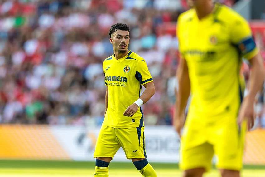 Penyerang Villarreal Georges Mikautadze sedang menggiring bola di lapangan hijau saat pertandingan La Liga Spanyol.