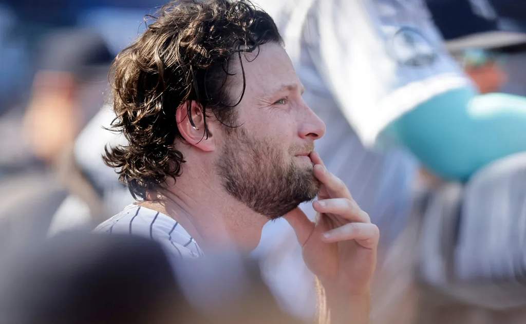 Lemparan bola dari pitcher andalan New York Yankees, Gerrit Cole, di atas mound lapangan stadion saat pertandingan MLB berlangsung.