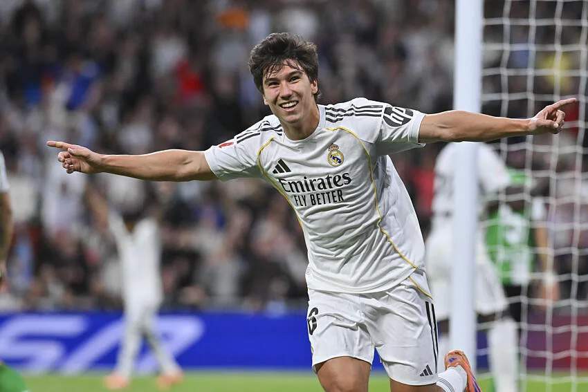 Penyerang muda Gonzalo Garcia mengenakan jersey latihan klub Liga Inggris Fulham setelah merampungkan proses transfer dari Real Madrid.
