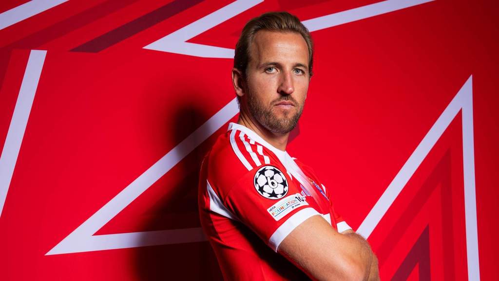 Penyerang Bayern Munich Harry Kane merayakan golnya di lapangan saat pertandingan semifinal Liga Champions melawan Paris Saint-Germain.