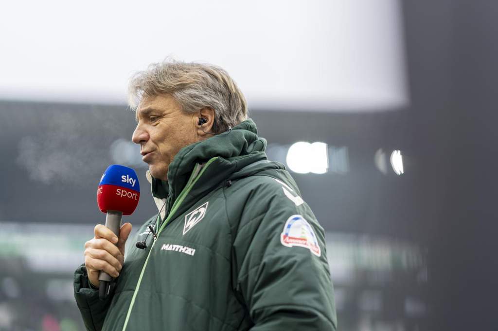 Pelatih sepak bola Horst Steffen berdiri di pinggir lapangan mengenakan jaket klub saat mendampingi timnya bertanding dalam laga Bundesliga di Jerman.