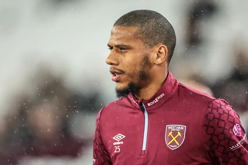 Pemain belakang Jean-Clair Todibo dalam sesi latihan dengan balutan jersey klubnya, menunjukkan fokus tinggi menghadapi pertandingan musim ini.