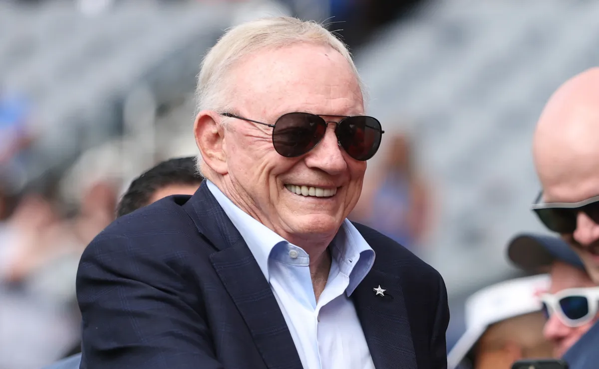 Jerry Jones selaku pemilik klub Dallas Cowboys sedang berbicara di hadapan awak media dalam sebuah acara konferensi pers.