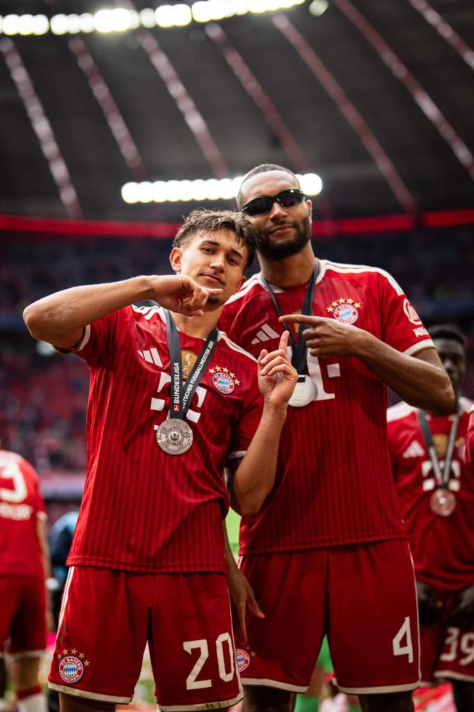 Pemain bertahan Bayern Munich Jonathan Tah sedang berbicara dalam sesi wawancara media di tempat latihan klub.