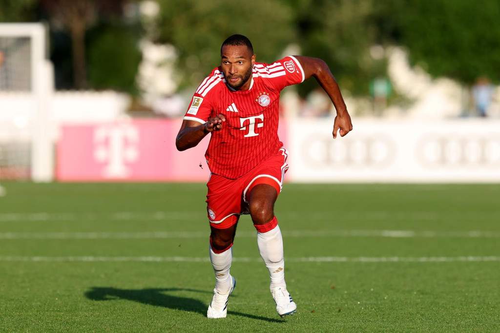 Pemain bertahan Bayern Munchen Jonathan Tah sedang menjalani sesi latihan di pusat pelatihan klub jelang bergulirnya kompetisi musim baru.