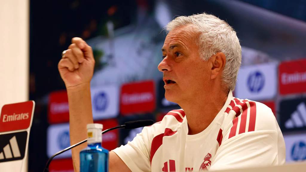 Pelatih Real Madrid Jose Mourinho sedang berbicara dalam konferensi pers di hadapan para awak media.
