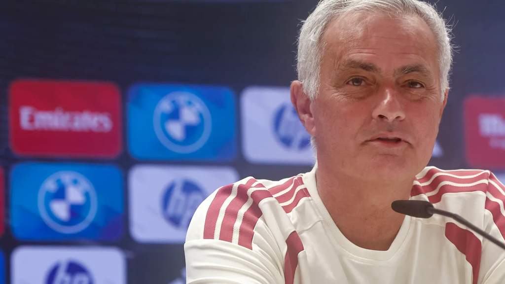 Pelatih Real Madrid Jose Mourinho berbicara di hadapan awak media dalam sesi konferensi pers pra-pertandingan Liga Spanyol.