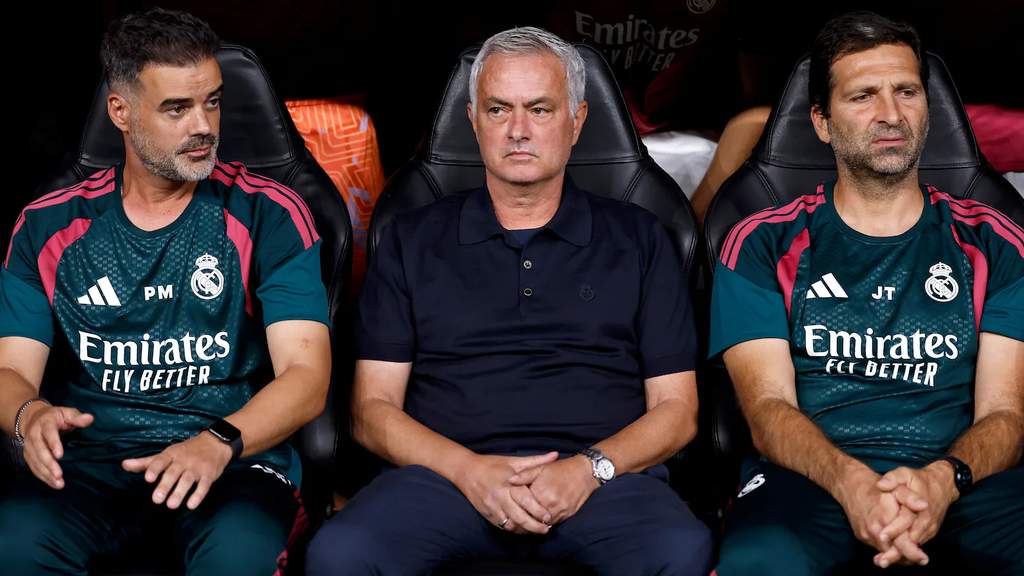 Pelatih Real Madrid Jose Mourinho memberikan arahan kepada para pemain di pusat latihan menjelang pertandingan lanjutan Liga Spanyol.