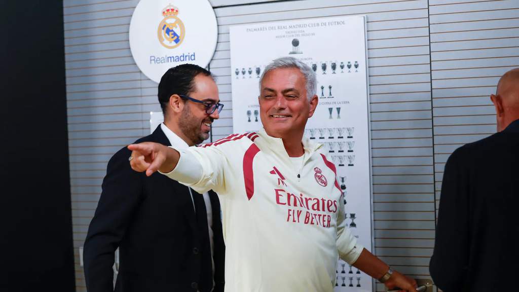 Pelatih Real Madrid Jose Mourinho memberikan instruksi kepada para pemainnya di pinggir lapangan Stadion Santiago Bernabeu saat pertandingan Liga Champions.