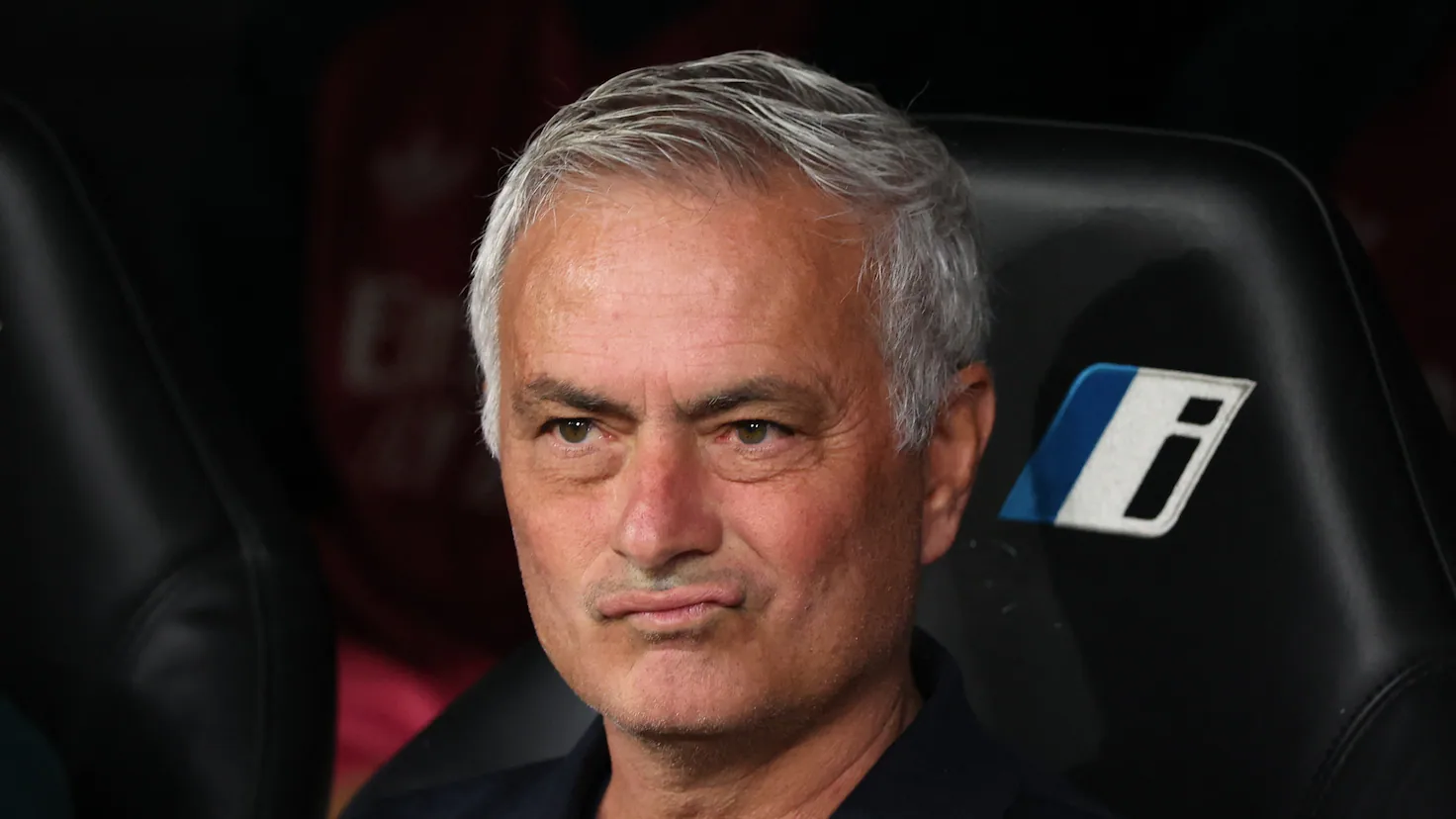 Pelatih Real Madrid Jose Mourinho memberikan instruksi dari pinggir lapangan saat pertandingan Liga Spanyol berlangsung di Stadion.