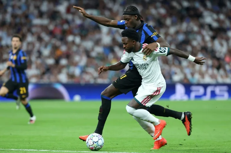 Pelatih Real Madrid Jose Mourinho memberikan instruksi kepada penyerang Vinicius Junior di pinggir lapangan Stadion Santiago Bernabeu.