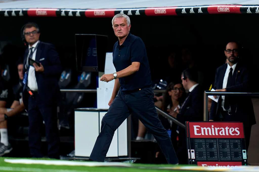 Pelatih Real Madrid Jose Mourinho berdiri di pinggir lapangan memberikan instruksi kepada para pemainnya selama pertandingan Liga Spanyol.
