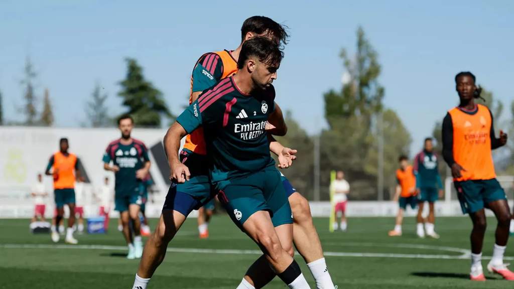 Jose Mourinho memberikan instruksi kepada para pemain Real Madrid di tempat latihan Valdebebas menjelang pertandingan liga.