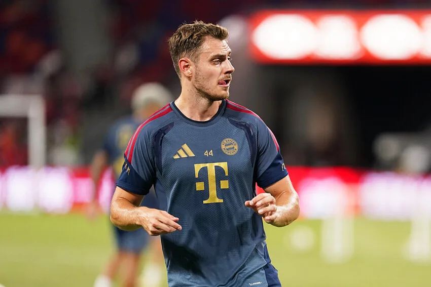 Bek Bayern Munich Josip Stanisic sedang berlatih mengenakan jersey klub di kompleks latihan.
