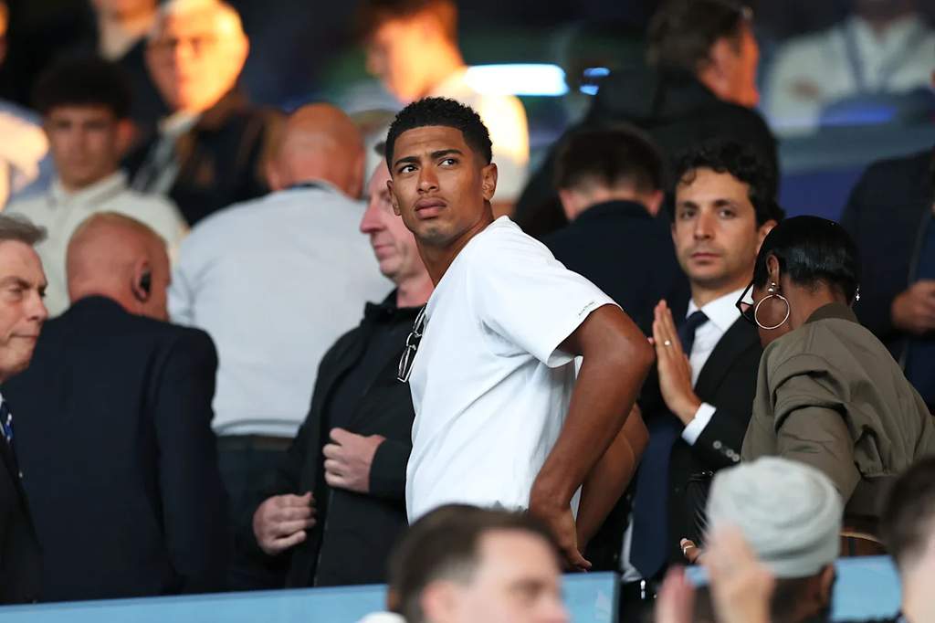 Gelandang Real Madrid Jude Bellingham merayakan gol dengan merentangkan tangan di hadapan para suporter di Stadion Santiago Bernabeu.