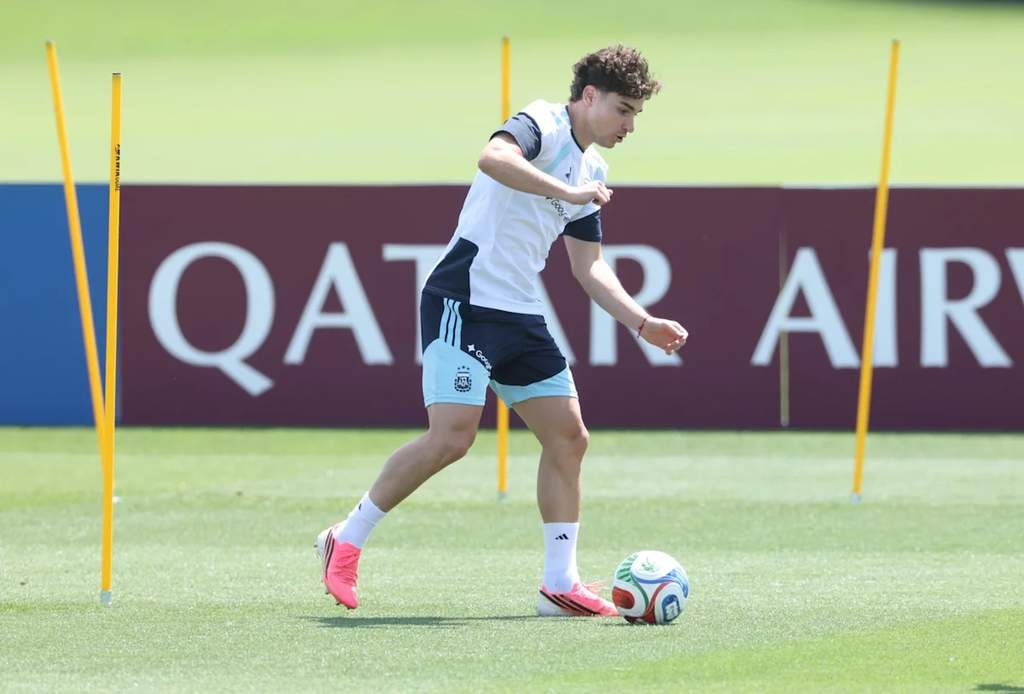 Penyerang Atletico Madrid Julian Alvarez sedang berlatih di lapangan hijau mengenakan perlengkapan latihan klub.