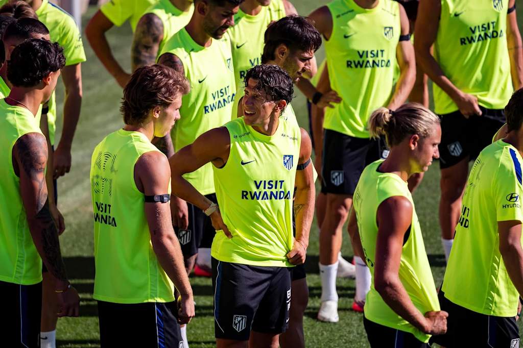Penyerang Atletico Madrid, Julian Alvarez, tampak serius mengikuti sesi latihan tim di pusat latihan Wanda Alcala de Henares menjelang laga tandang kontra Athletic Bilbao.