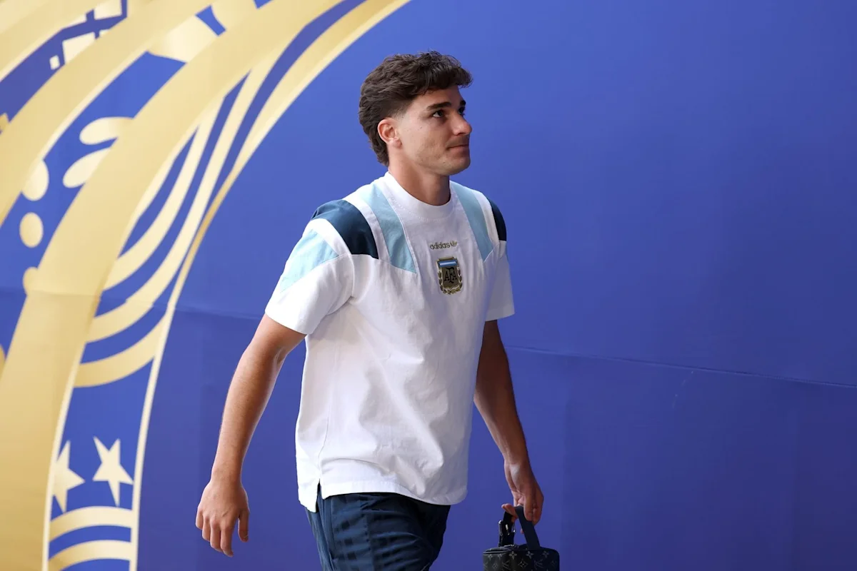 Julian Alvarez mengenakan seragam Atletico Madrid saat berlatih di lapangan hijau dengan ekspresi fokus di sesi latihan pra-musim klub Spanyol.