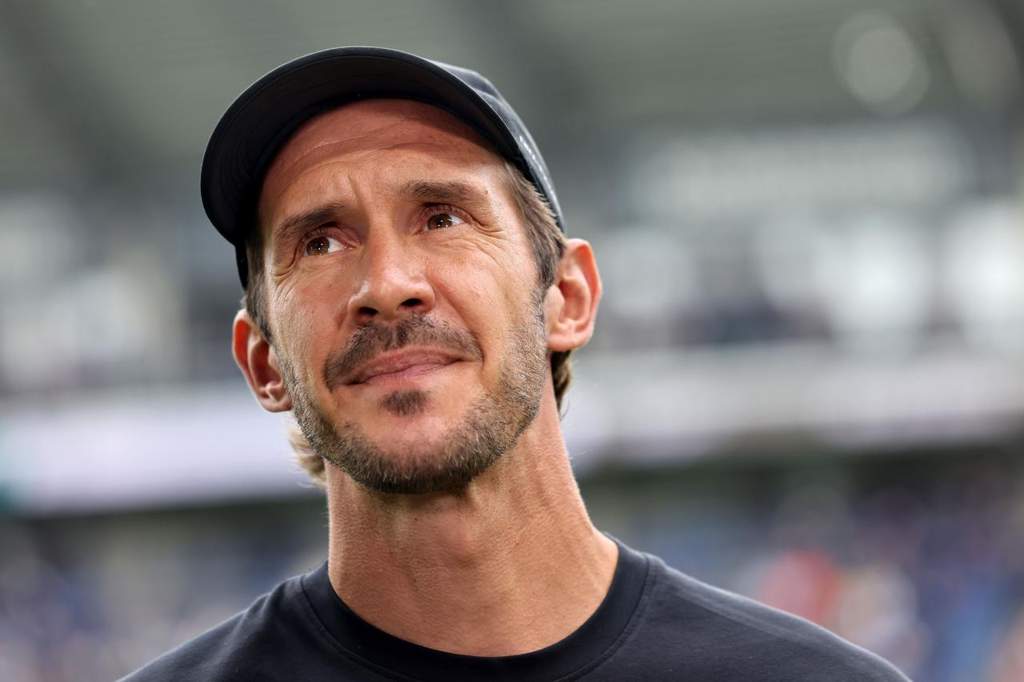Pelatih kepala Freiburg Julian Schuster memberikan instruksi di pinggir lapangan saat sesi latihan jelang pertandingan Bundesliga melawan Borussia Monchengladbach.