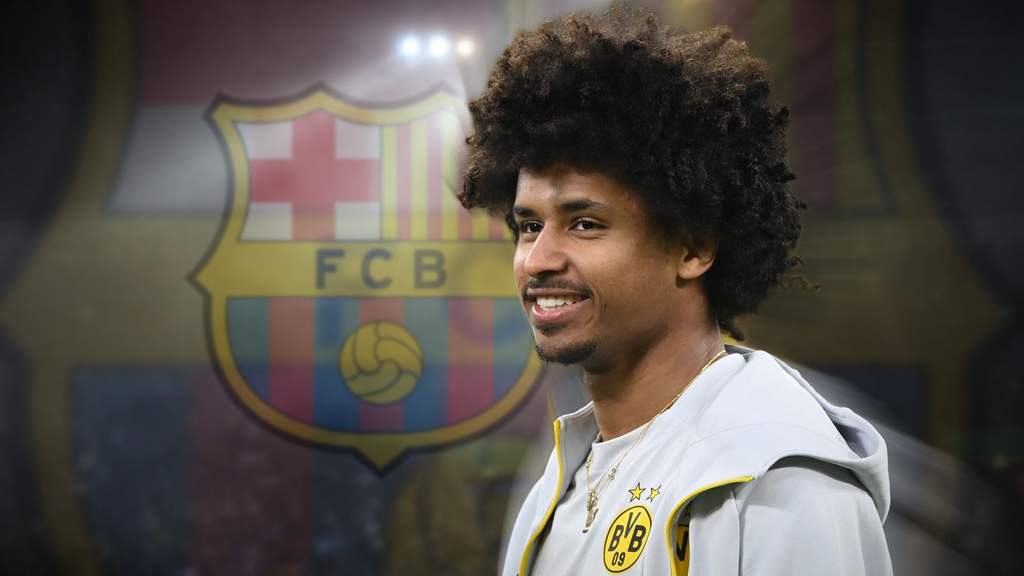 Pemain baru Barcelona Karim Adeyemi saat mengenakan jersey latihan di fasilitas klub, didampingi pelatih Hansi Flick.
