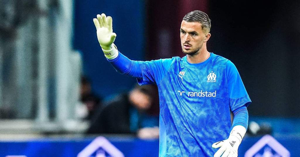 Penjaga gawang Olympique Marseille Jeffrey De Lange tampak fokus dan kecewa di lapangan latihan klub saat sesi persiapan.