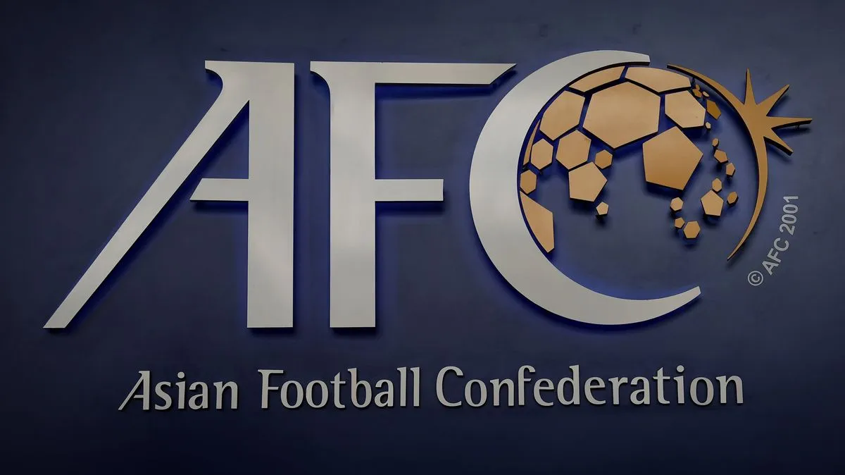 Suasana konferensi pers sepak bola internasional dengan latar belakang bendera organisasi sepak bola dunia.