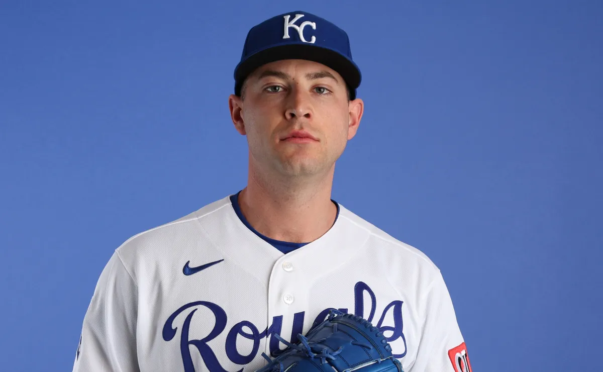 Aksi pitcher Kris Bubic saat bersiap melempar bola di lapangan bisbol Major League Baseball bersama tim barunya Los Angeles Dodgers.