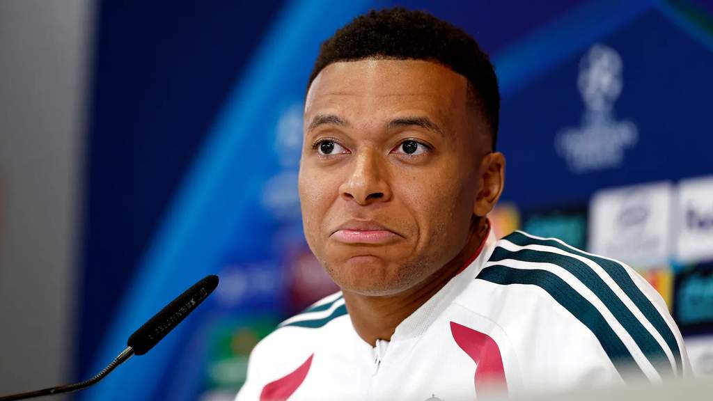 Penyerang klub Real Madrid Kylian Mbappe tampak fokus saat menjalani sesi latihan resmi di pusat latihan klub.