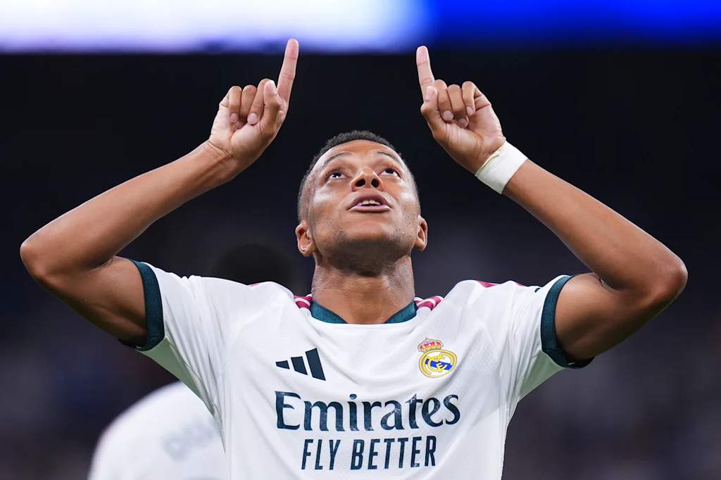 Penyerang Real Madrid Kylian Mbappe merayakan golnya ke gawang Rayo Vallecano dalam lanjutan Liga Spanyol di Stadion Santiago Bernabeu.