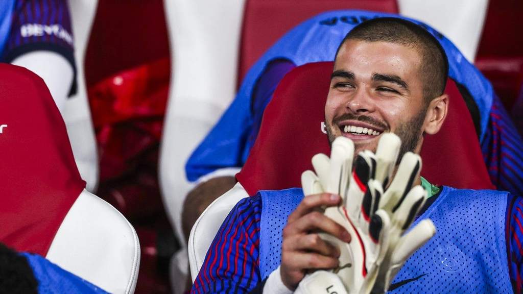 Penjaga gawang Paris Saint-Germain Lucas Chevalier saat menjalani sesi latihan di pusat pelatihan klub di Paris.